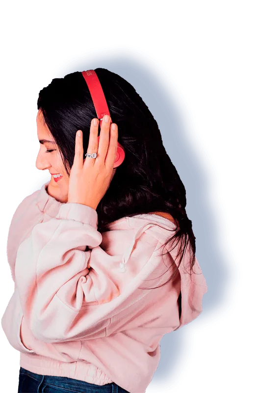 Mulher jovem ouvindo podcasts em um ambiente urbano.