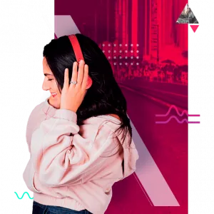 img_home-sobre-mob Mulher jovem ouvindo podcasts em um ambiente urbano.