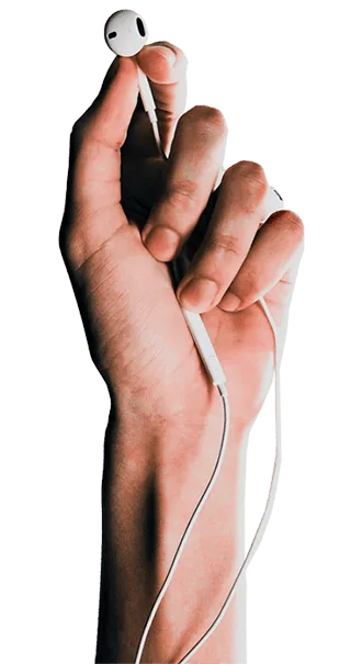 Mão segurando fone de ouvido, ilustrando os Podcasts da Maremoto.